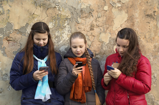Chicas charlando al aire libre
 - Foto, Imagen