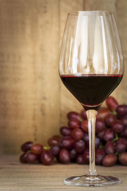 Vörösbor és szőlő - Fotó, kép