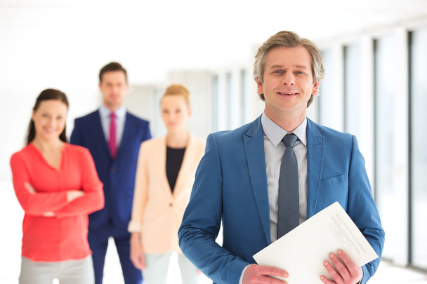 vertrouwen zakenman met team op achtergrond op kantoor - Foto, afbeelding