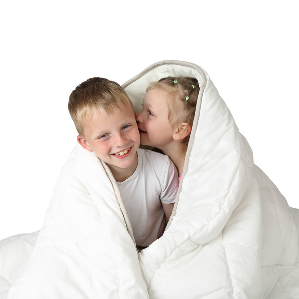 Мальчик и девочка шепчутся под одеялом
 - Фото, изображение