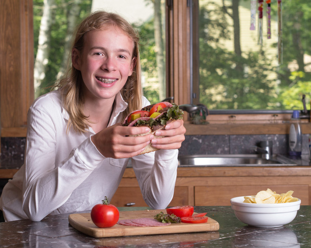 hungriger Teenager mit großem Sandwich - Foto, Bild