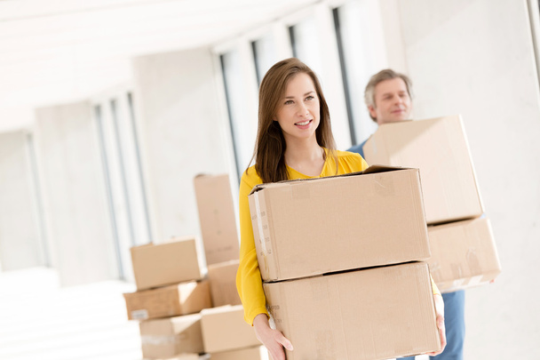 businesswoman with colleague carrying cardboard boxes  - Foto, Imagen