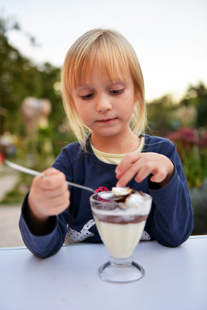 Bella ragazza mangiare gelato
 - Foto, immagini