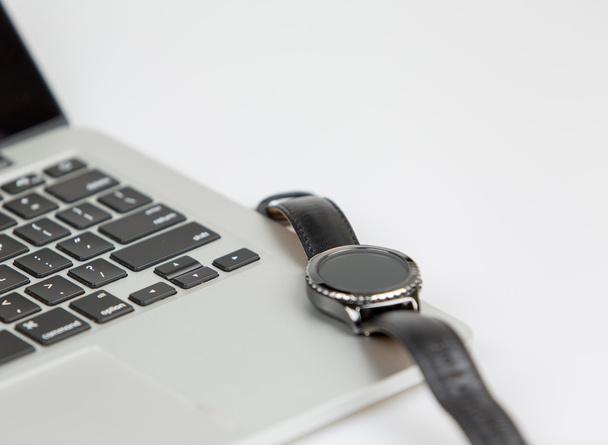 smartwatch на ноутбук
 - Фото, зображення