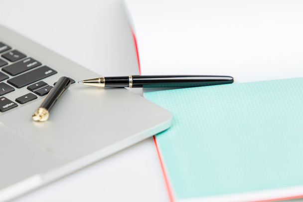 ноутбук з ручкою і блокнотом
 - Фото, зображення