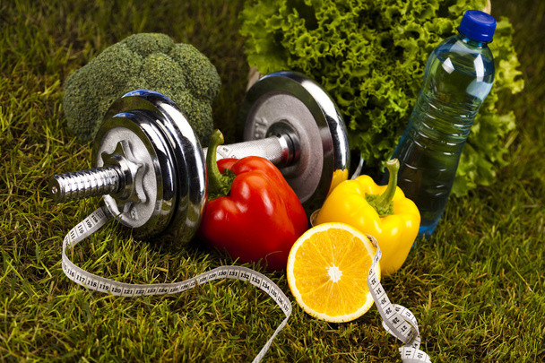 Vegetales y fitness en hierba verde
 - Foto, imagen