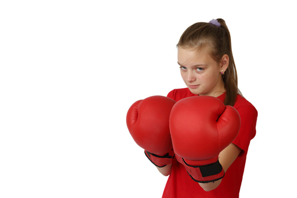 Дівчина в боксерських рукавичках фокусується на рукавичках
 - Фото, зображення