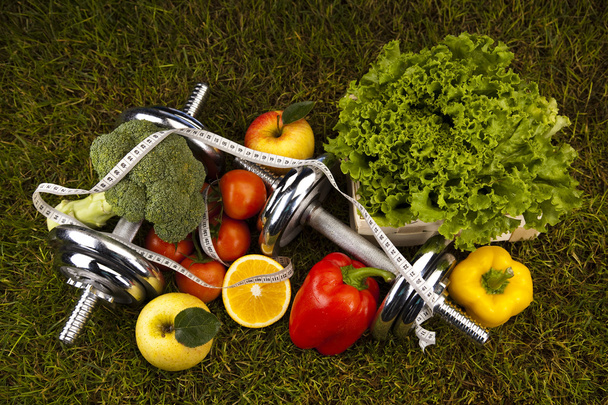 Fitness diyet, vitaminler ve yeşil çimen - Fotoğraf, Görsel