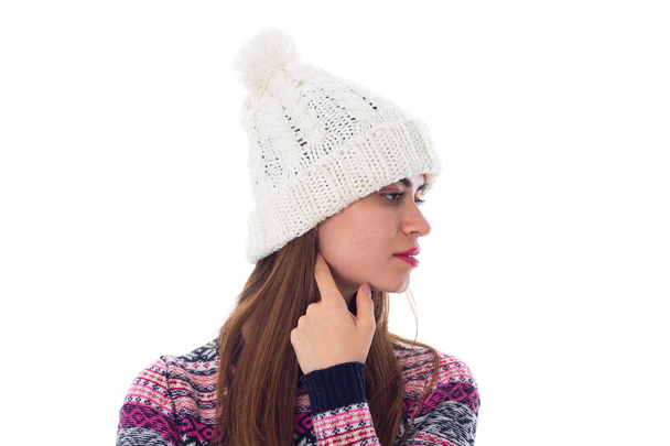 Γυναίκα με πουλόβερ και λευκό καπέλο - Φωτογραφία, εικόνα