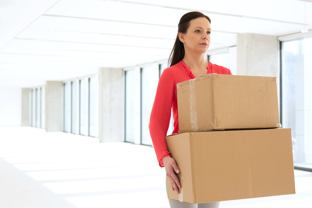 businesswoman carrying cardboard boxes in office  - Fotoğraf, Görsel