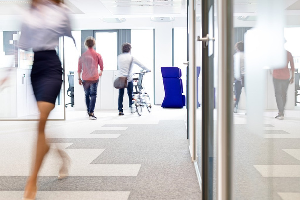 mujer de negocios caminando con colegas en la oficina
  - Foto, Imagen