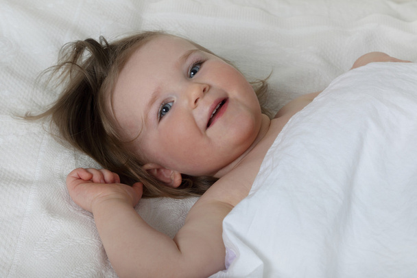 Baby baby wakker en glimlach - Foto, afbeelding