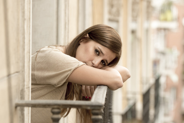 giovane triste bella donna che soffre di depressione guardando preoccupato e sprecato sul balcone di casa
 - Foto, immagini