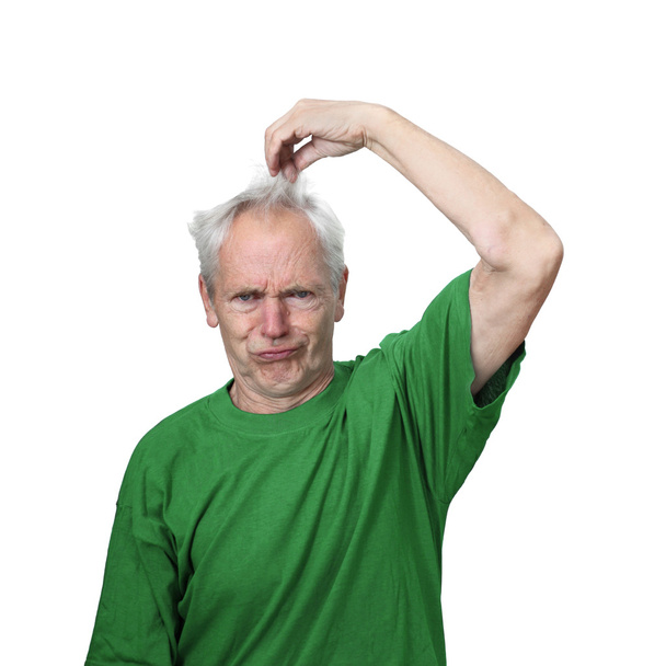 Hullun näköinen vanhempi mies vetää hiuksiaan
 - Valokuva, kuva