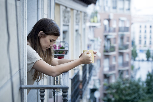joven triste hermosa mujer sufriendo depresión buscando preocupado y desperdiciado en casa balcón
 - Foto, Imagen