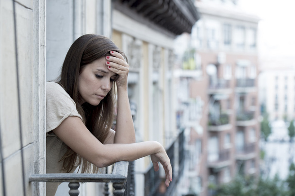 nuori surullinen kaunis nainen kärsii masennuksesta näyttää huolissaan ja hukkaan kotona parveke
 - Valokuva, kuva