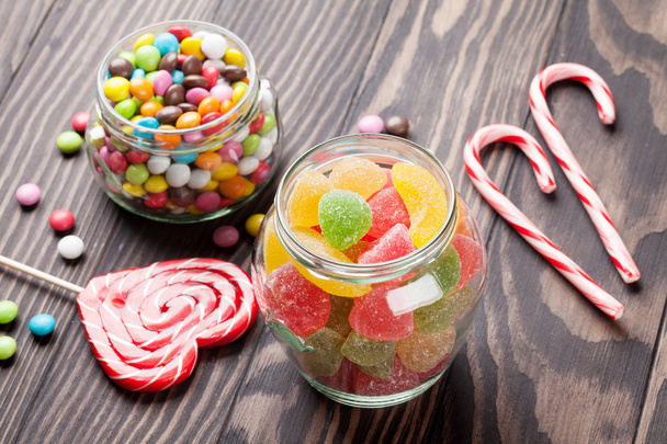kleurrijke snoepjes op houten tafel - Foto, afbeelding