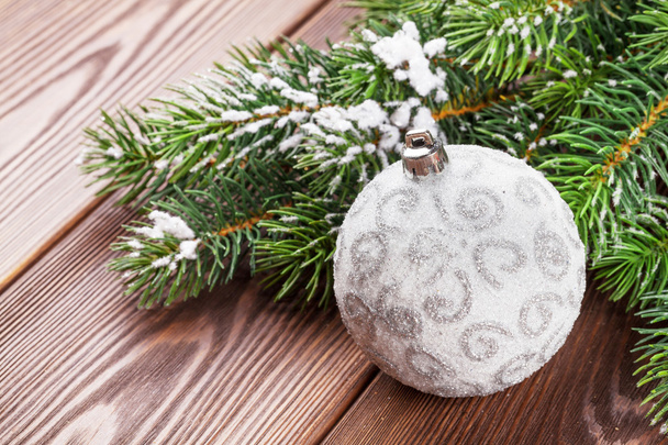 branche de sapin neigeux et boule de Noël
 - Photo, image