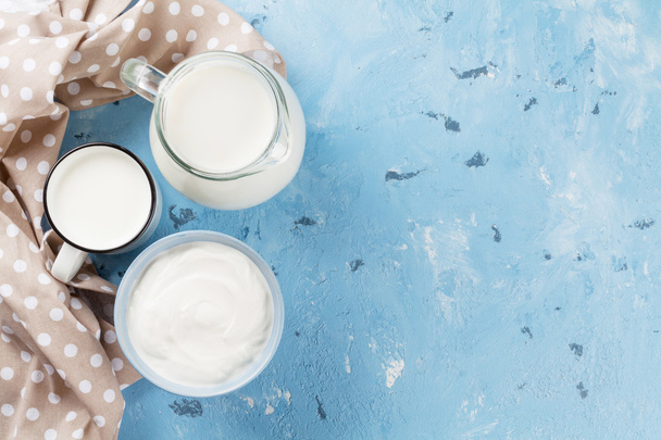 Productos lácteos sobre mesa azul
 - Foto, Imagen