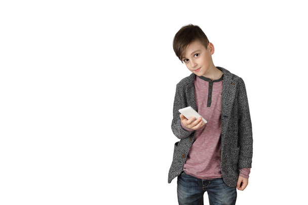 Niño pequeño con teléfono celular
 - Foto, Imagen