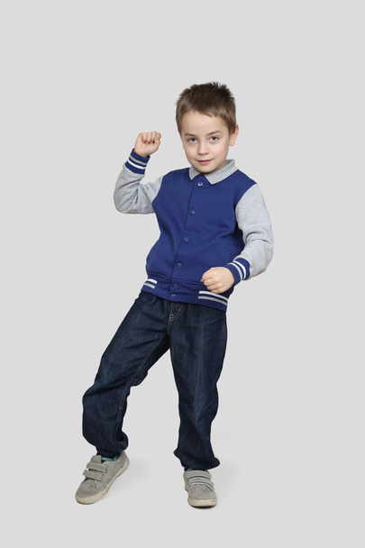 Хлопчик танцює на сірому
 - Фото, зображення