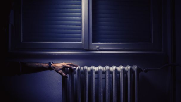 Ancien radiateur dans une vieille chambre
 - Photo, image