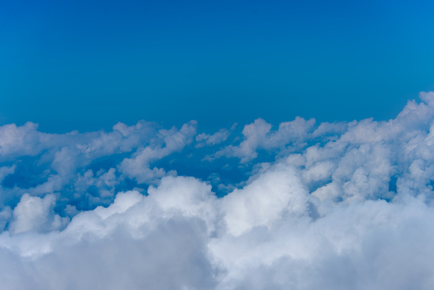 Fantastyczne miękkie białe chmury przeciwko błękitnemu niebu - Zdjęcie, obraz