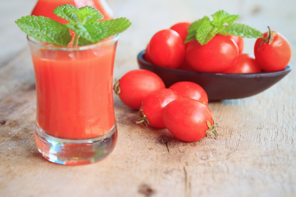 Tomates e sumos frescos
 - Foto, Imagem