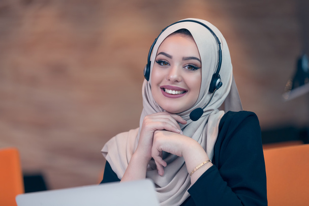 arab woman working in startup office - Foto, Imagen