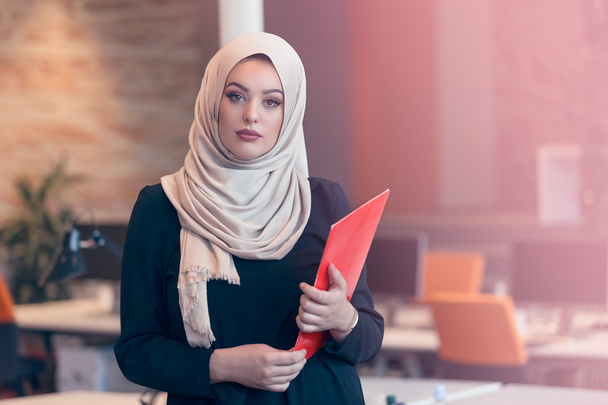 Arabian businesswoman holding a folder  - Foto, Bild