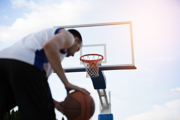 Basketballspieler beim Training auf dem Platz. Konzept zum Basketbal - Foto, Bild