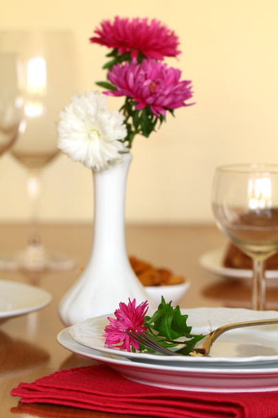 Cenário de mesa de férias com flores
 - Foto, Imagem