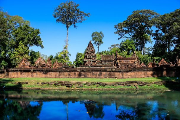 Древний буддийский кхмерский храм в Ангкор-Вате, Камбоджа. Прасат, Бантей Срей
 - Фото, изображение