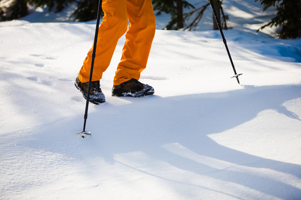 Alpiniste marchant sur la neige
. - Photo, image