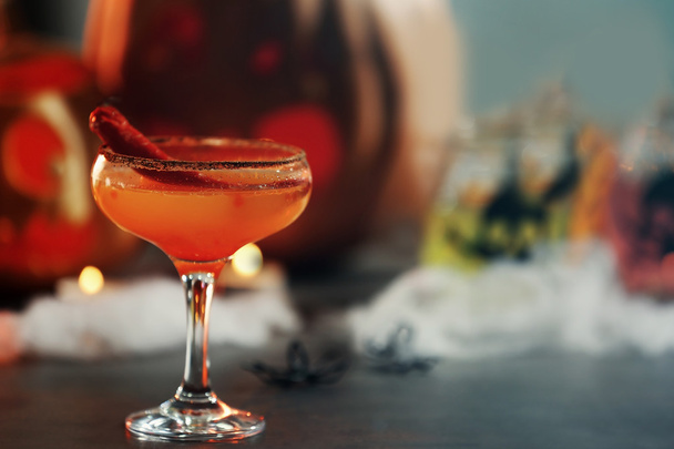 Cocktail savoureux lumineux pour la fête d'Halloween, vue rapprochée
 - Photo, image
