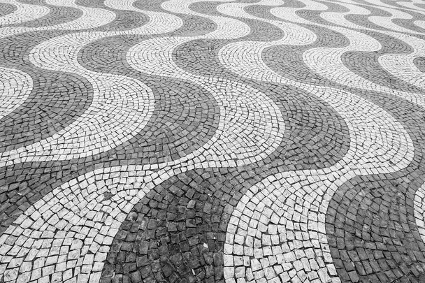 Siyah ve beyaz kaldırım çinileri Lizbon, Portekiz - Fotoğraf, Görsel