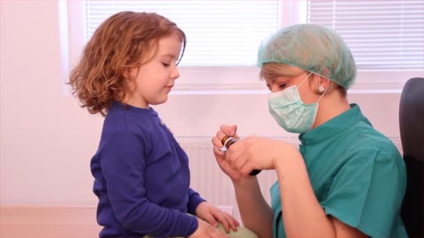 Medico femminile dà una bambina una cura
 - Filmati, video