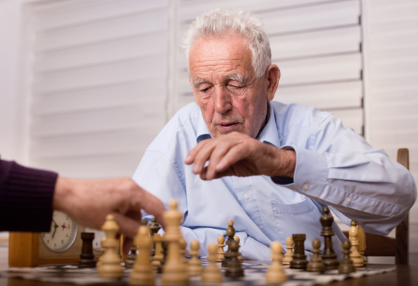 homens seniores jogando xadrez
 - Foto, Imagem