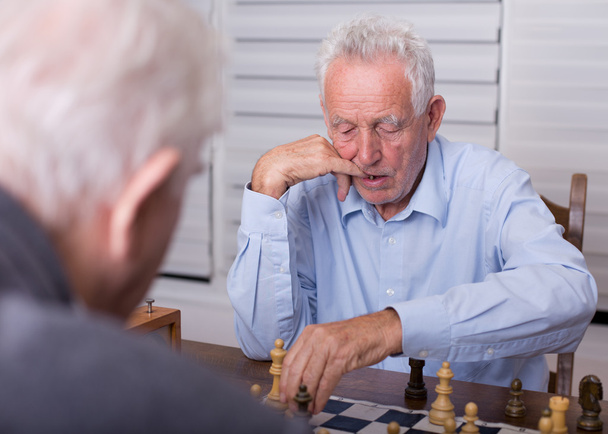 hombres mayores jugando ajedrez
 - Foto, imagen