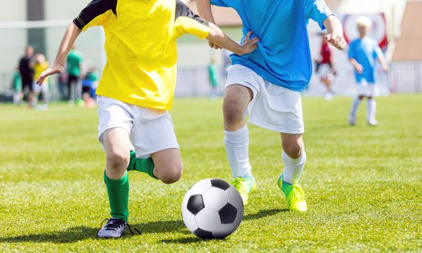 Νεαρά αγόρια που παίζουν ποδόσφαιρο αγώνα. Τουρνουά ποδοσφαίρου της νεολαίας για τα παιδιά - Φωτογραφία, εικόνα