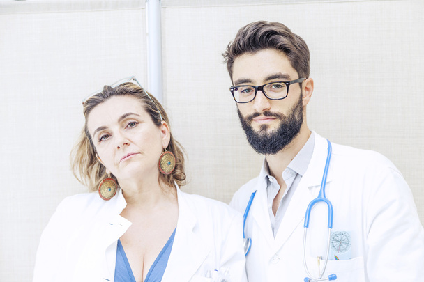 casal de médicos no hospital
 - Foto, Imagem