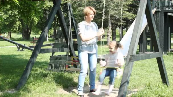 Mère et fille sur swing
 - Séquence, vidéo
