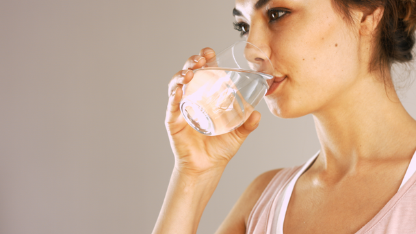 mujer joven bebiendo agua - Imágenes, Vídeo