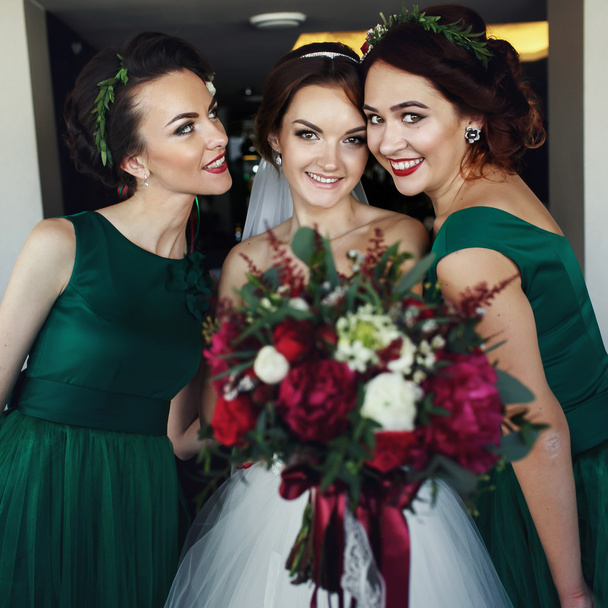 Bride and bridesmaid look cute - Valokuva, kuva
