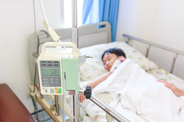 Enfermedad niño asiático con solución salina intravenosa (IV) en la mano. Salud y concepto de personas. Estilo vintage
. - Foto, imagen