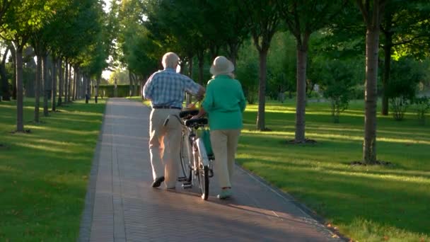 Idősebb pár séta-és kerékpár. - Felvétel, videó