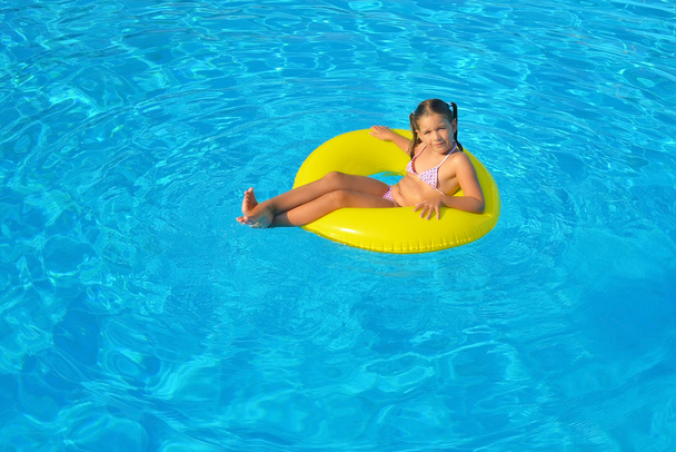 Menina criança real na piscina
 - Foto, Imagem