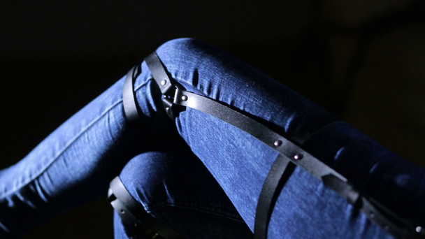 menina em jeans com liga de couro novas tendências de moda. tiras nos quadris
 - Filmagem, Vídeo