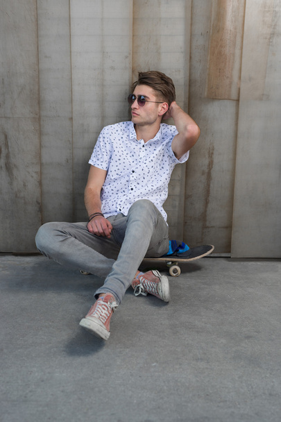 Giovane ragazzo di moda con uno skateboard
 - Foto, immagini