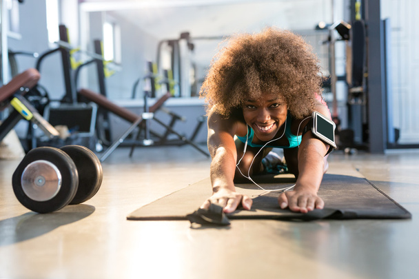 afro woman in sportswear in gym - Фото, изображение